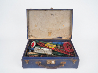 Vente aux enchères Lot de Meccano ancien dans une valise noire, roues et diverses pièces 