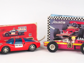 Vente aux enchères JOUSTRA. 2 véhicules : Fire Chief voiture à pile, bon état d'usage, pa