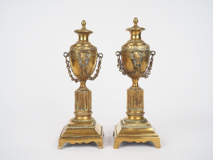 Paire de cassolettes Louis XVI en bronze, à décor de colonne cannelée 