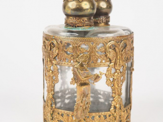 Vente aux enchères Cave à odeurs 1900 composée de deux flacons en verre et laiton, montur