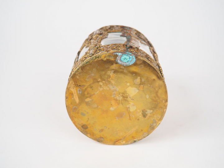 Cave à odeurs 1900 composée de deux flacons en verre et laiton, montur