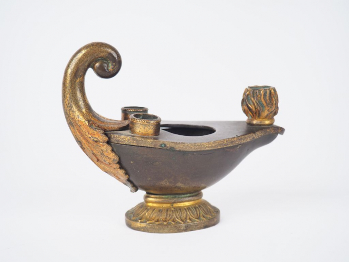 Encrier en bronze en forme de lampe à huile antique. Dim. 9 x 11,5 cm