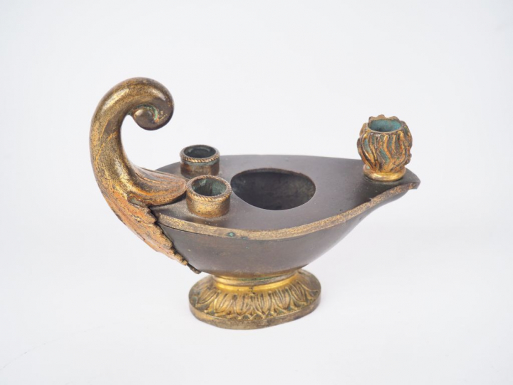 Encrier en bronze en forme de lampe à huile antique. Dim. 9 x 11,5 cm