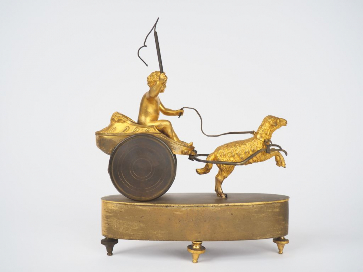 Pendulette XIXème de style Louis XVI en bronze doré ornée d'un sujet "