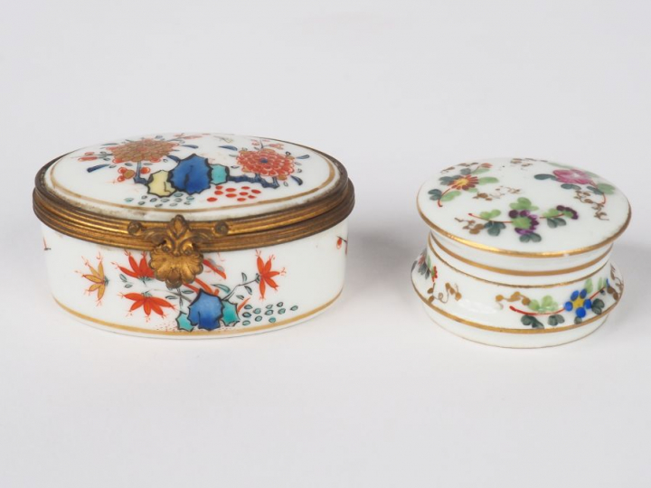 Boite à pilules en porcelaine polychrome à décor kakiémon. D'après un 