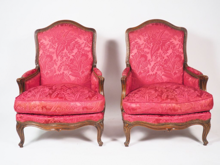 Paire de bergères de style Louis XV, en bois naturel mouluré et sculpt
