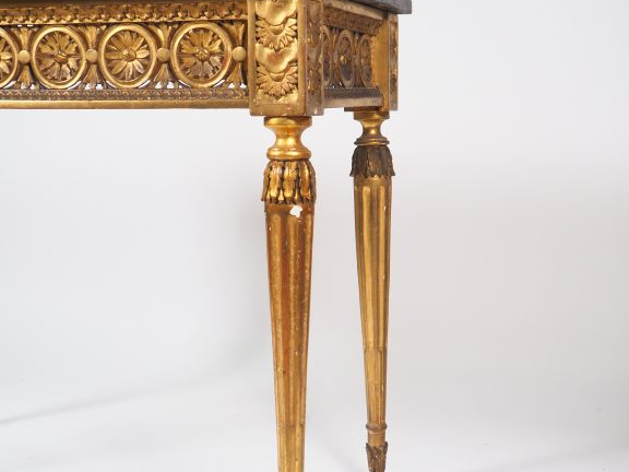 Console Louis XVI en bois sculpté et doré, ceinture ajourée et pieds c