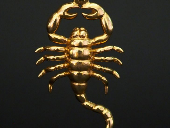 Pendentif en or jaune en forme de scorpion.  H. (sans la bélière) : 4 
