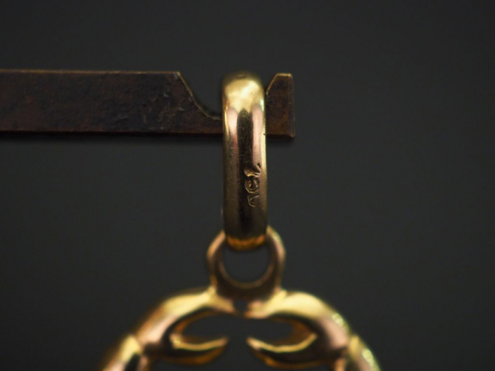 Pendentif en or jaune en forme de scorpion.  H. (sans la bélière) : 4 
