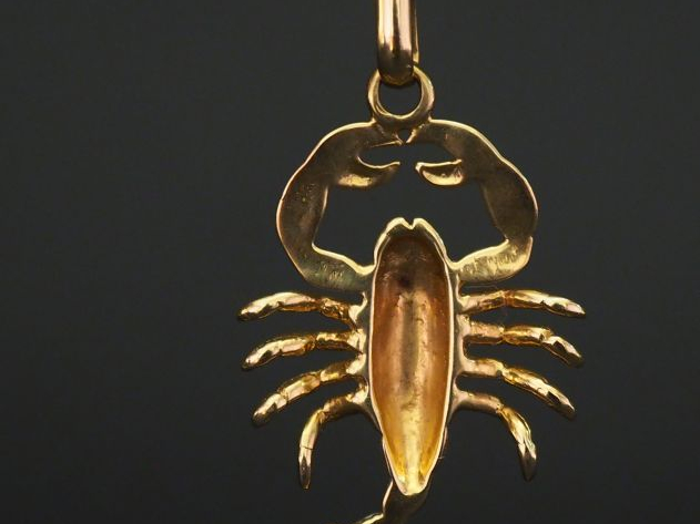 Pendentif en or jaune en forme de scorpion.  H. (sans la bélière) : 4 