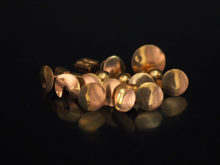 Ensemble de boutons de col en or jaune. Poids. 7,07 g   