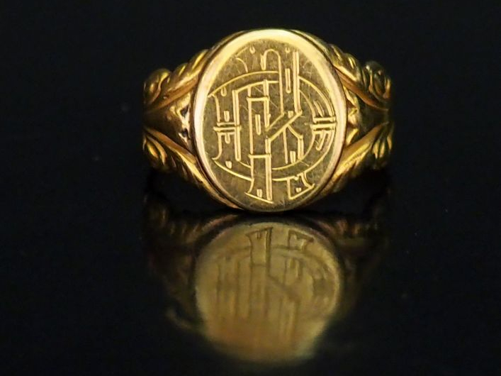 Bague de forme chevalière en or jaune, à décor de monogramme et de rin