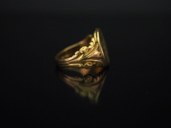 Bague de forme chevalière en or jaune, à décor de monogramme et de rin