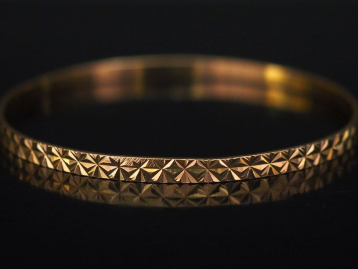 Bracelet jonc en or jaune, à décor de motifs géométriques. Diam. 6,3 c