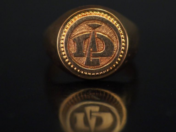 Bague chevalière en or jaune, à décor de monogramme. TDD. 53 Poids. 4,