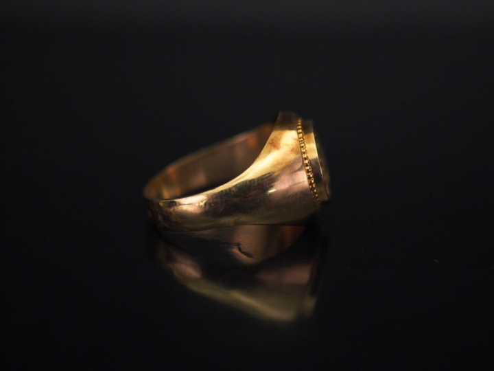 Bague chevalière en or jaune, à décor de monogramme. TDD. 53 Poids. 4,