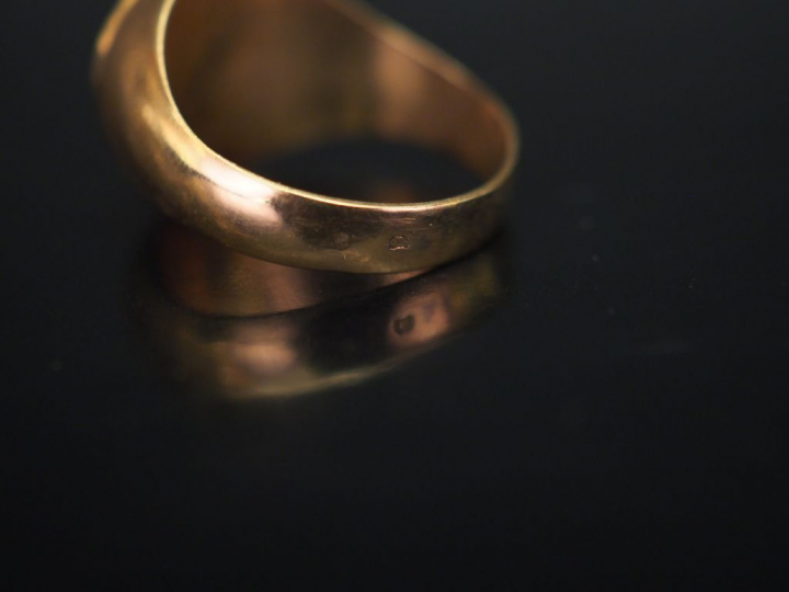 Bague chevalière en or jaune, à décor de monogramme. TDD. 53 Poids. 4,