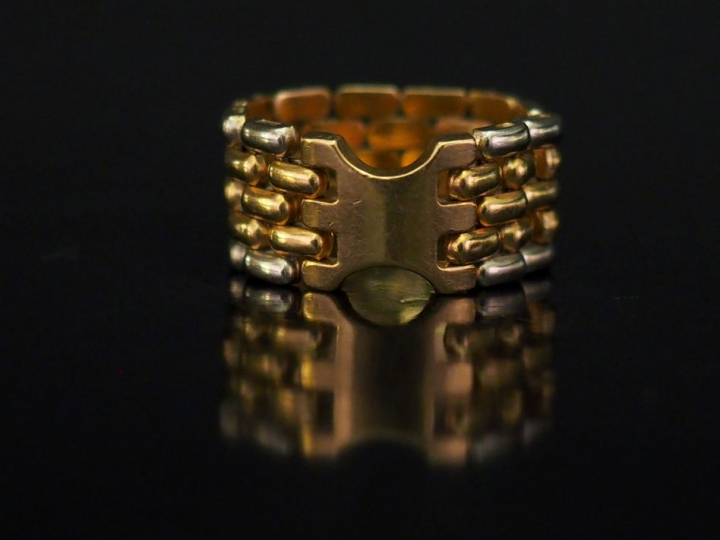 Bague bandeau articulée deux tons d’or, maille grain de riz.  TDD. 58 