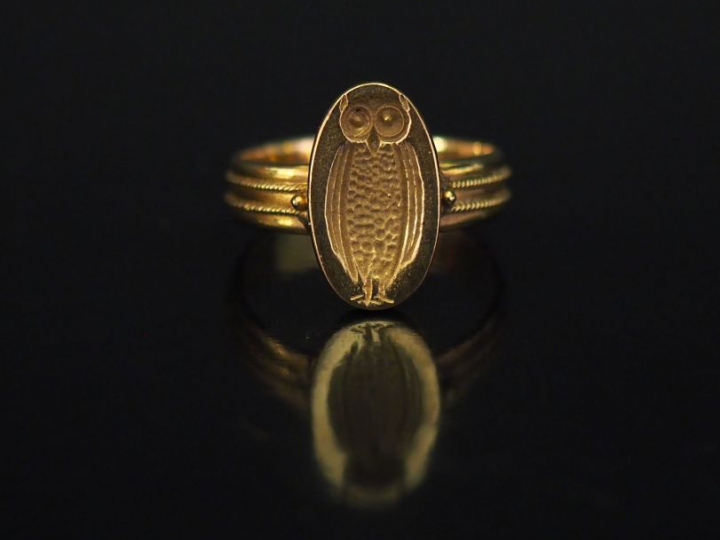 	Bague en or jaune, à décor en son centre et gravé d’un chouette. L’an