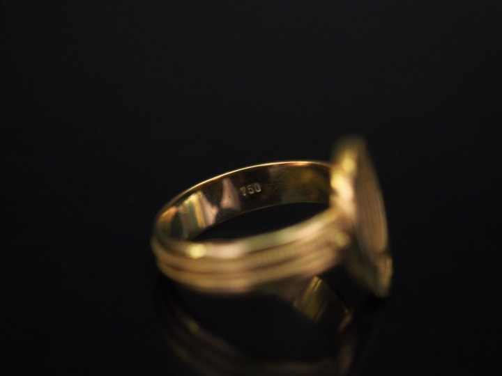 	Bague en or jaune, à décor en son centre et gravé d’un chouette. L’an