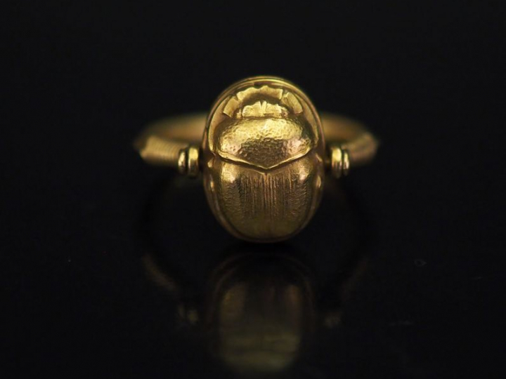 	Bague en or jaune, à décor en son centre d’un scarabée.  TDD. 50 Poid