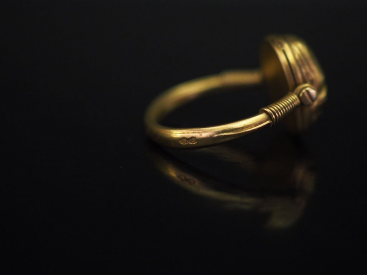 	Bague en or jaune, à décor en son centre d’un scarabée.  TDD. 50 Poid