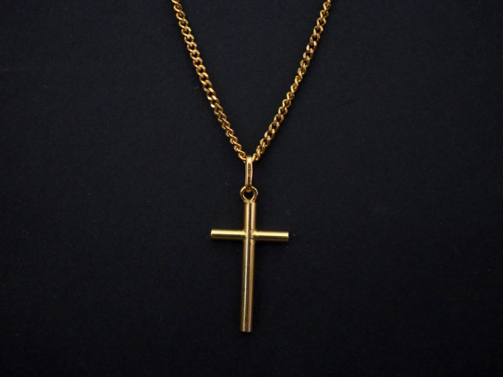 Chaine en or jaune, maille gourmette, ornée d'une pendentif en or jaun
