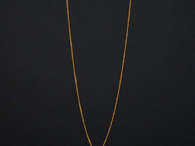 Chaine en or jaune, maille gourmette, ornée d'une pendentif en or jaun