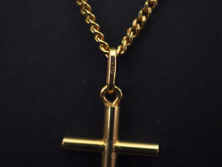 Chaine en or jaune, maille gourmette, ornée d'une pendentif en or jaun