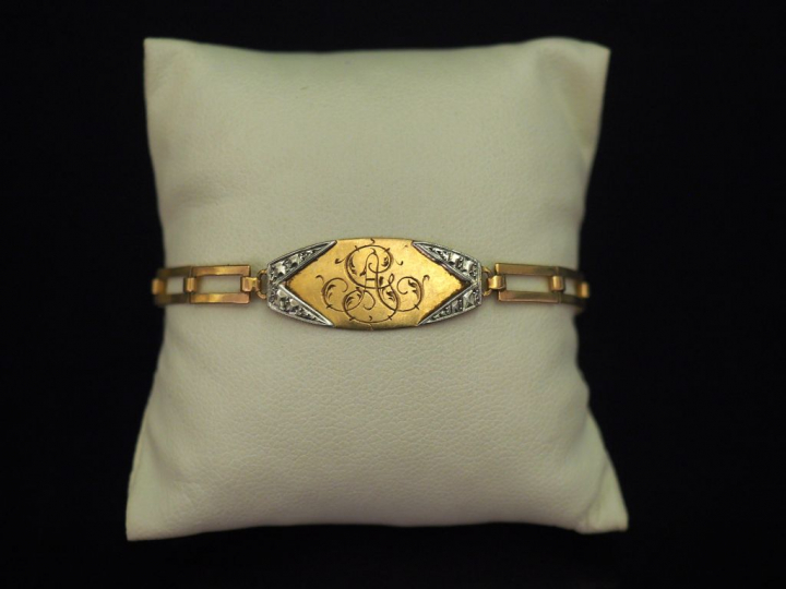 Bracelet de naissance deux tons d'or, à décor de monogramme.  Long. 16
