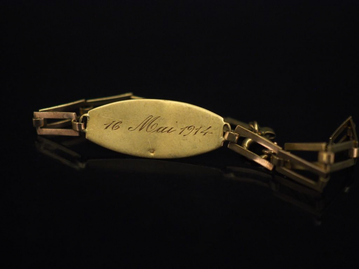 Bracelet de naissance deux tons d'or, à décor de monogramme.  Long. 16