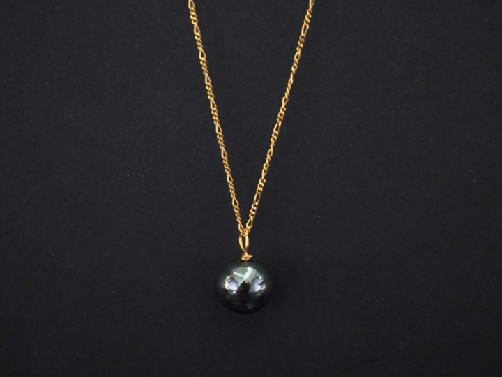 Chaine en or jaune, maille figaro. On y joint un pendentif orné d’une 
