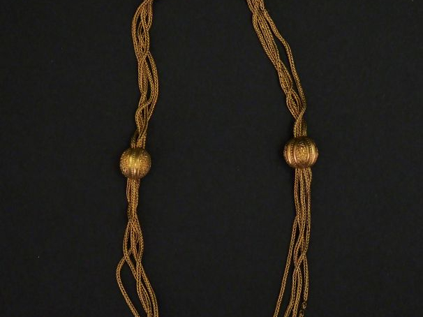 Giletière Napoléon III en or jaune, maille tressée agrémentée de deux 