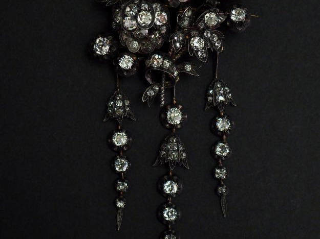 MELLERIO (attribué à) Demi-parure XIXème en or jaune, argent et diaman