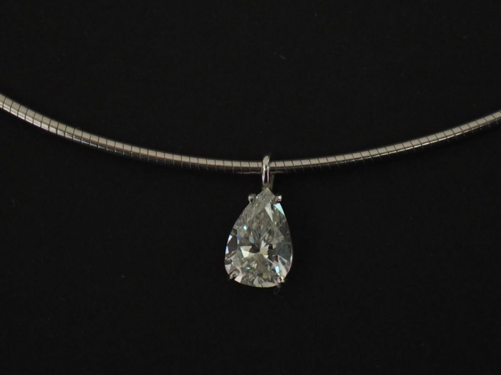 Collier ras de cou en or blanc, maille ronde, orné d'un pendentif sert