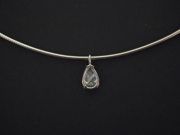 Collier ras de cou en or blanc, maille ronde, orné d'un pendentif sert
