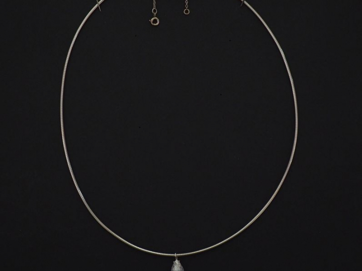 Collier ras de cou en or blanc, maille ronde, orné d'un pendentif sert