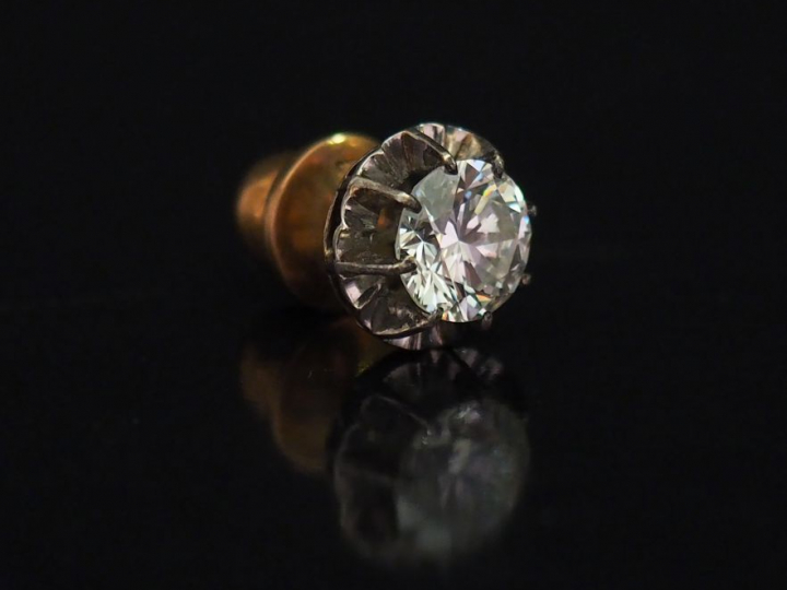 Perce-oreille en or jaune et or blanc, serti en son centre d'un diaman
