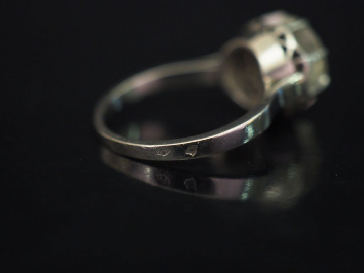 Bague solitaire en platine, sertie en son centre d'un diamant taille b