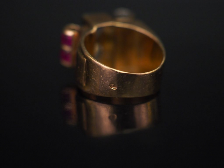 Petite bague tank en or jaune, sertie d'un pavage de petits diamants, 