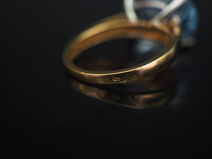 Bague deux tons d'or, sertie en son centre d'un quartz bleu. La montur