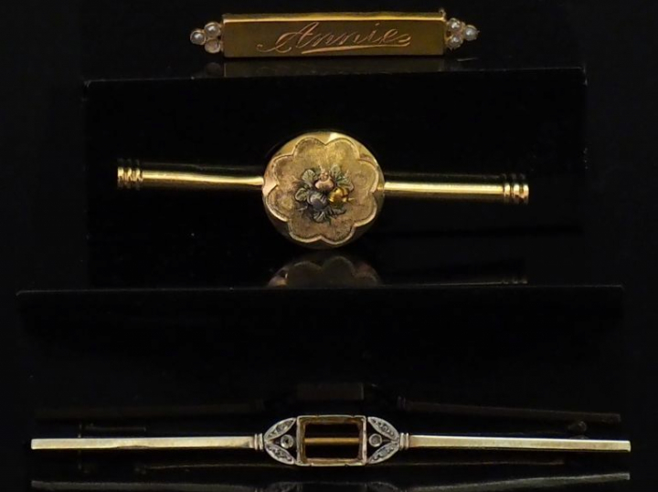 Ensemble comprenant :  - une broche barrette en or jaune, sertie de pe