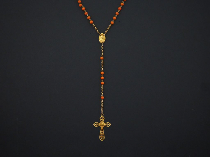 Chapelet en or jaune et perles de corail. Poids tel. 18,98 g