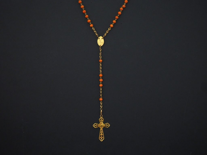 Chapelet en or jaune et perles de corail. Poids tel. 18,98 g