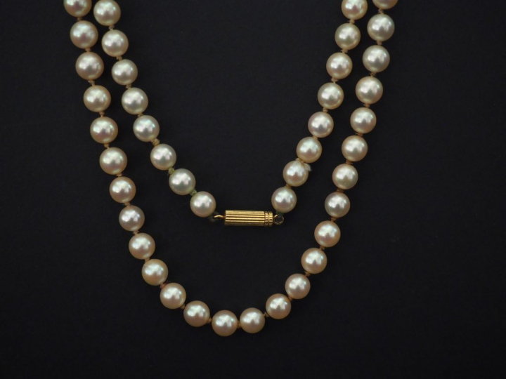 	Sautoir de perles blanches. Fermoir en or jaune. Long. 82,5 cm Poids 