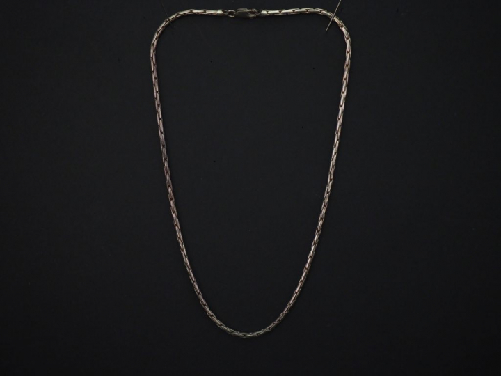 Collier en argent, maille ronde grain de riz. Long. 42 cm Poids. 17,45