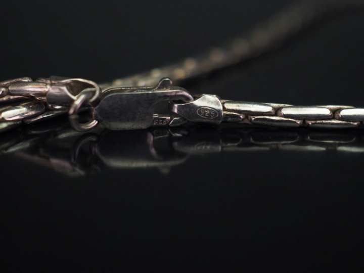 Collier en argent, maille ronde grain de riz. Long. 42 cm Poids. 17,45