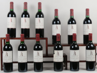 Vente aux enchères 12 BOUTEILLES CHÂTEAU LATOUR 1er GCC PAUILLAC - 1987 - CBO - 9 BG/3 LB