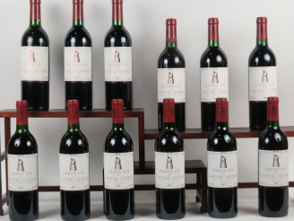Vente aux enchères 12 BOUTEILLES CHÂTEAU LATOUR 1er GCC PAUILLAC - 1987 - CBO - 10 BG/2 L