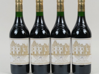 Vente aux enchères 4 BOUTEILLES CHÂTEAU HAUT BRION 1er GCC GRAVES - 1992